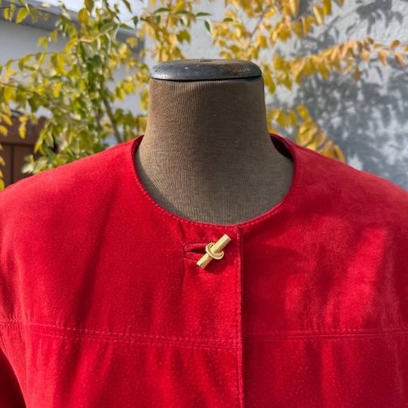Stunning Vintage 90s Danier red suede coat w/ gold toggles - Picture 6 of 14